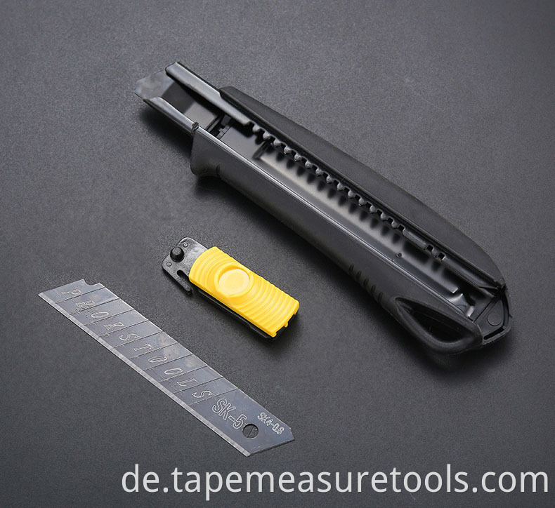 Multifunktionales All-Inclusive-Gummimesser mit schwarzer 18-mm-Klinge